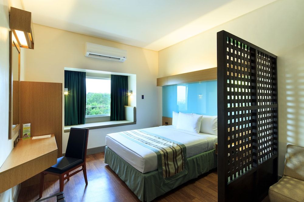 Microtel by Wyndham South Forbes near Nuvali 3