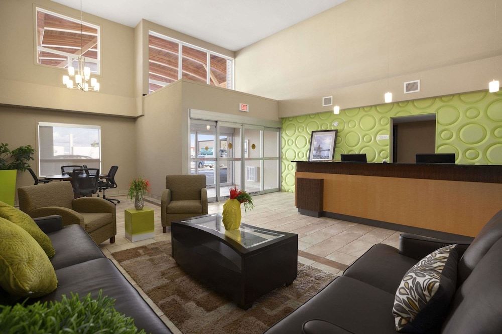 Super 8 by Wyndham Lloydminster 2