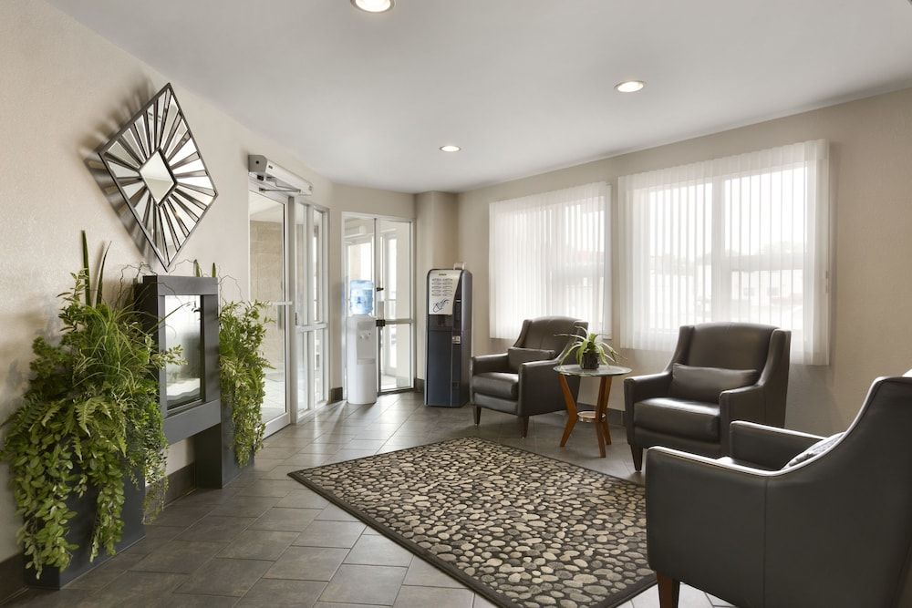 Colonial Square Inn & Suites 2