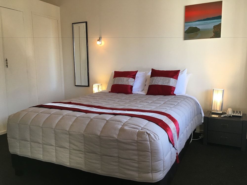 Colonial Lodge Motel 3