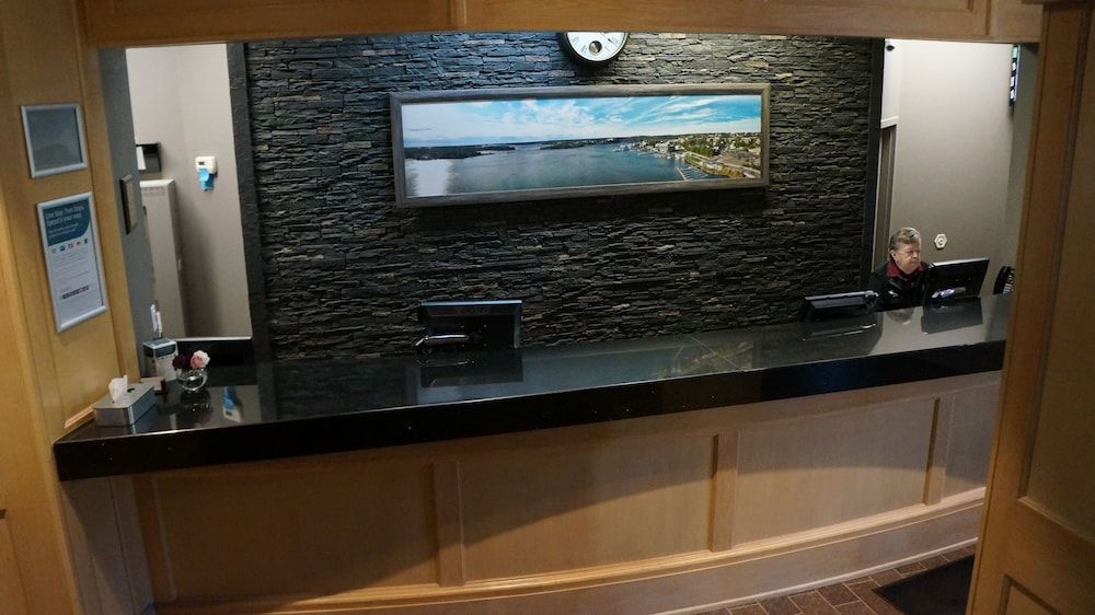 Clarion Inn Lakeside & Conference Centre 2