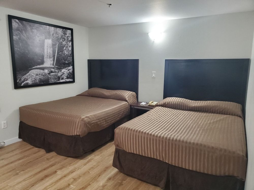 Travelodge by Wyndham Surrey 1