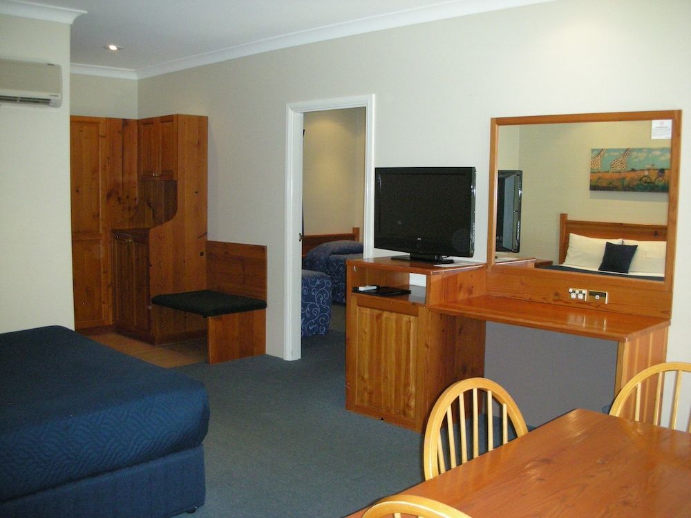 Breakout Motor Inn 2