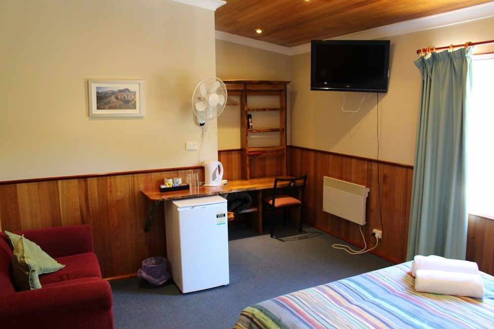 Tullah Lakeside Lodge 2