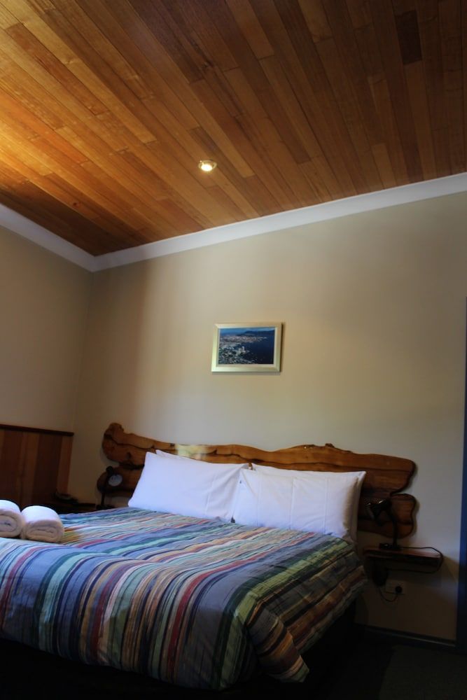 Tullah Lakeside Lodge 3