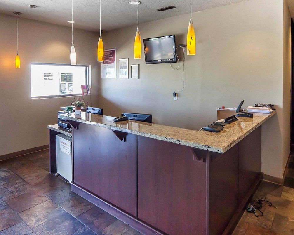 Econo Lodge Brooks 2