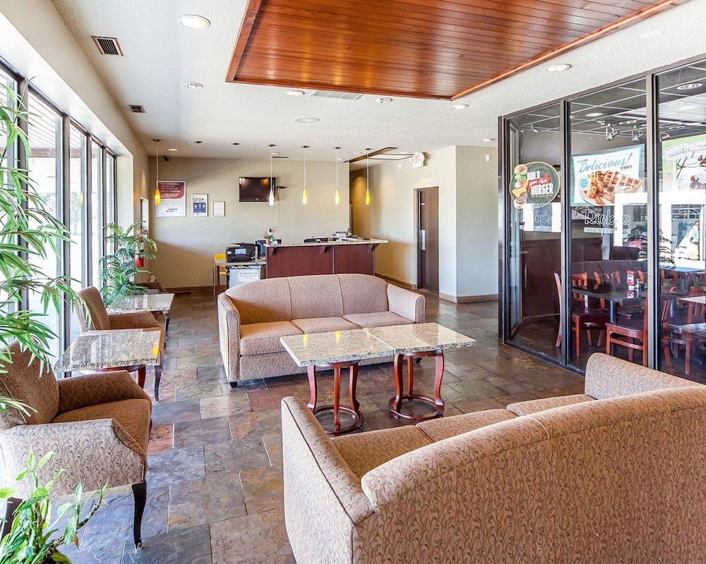 Econo Lodge Brooks 3