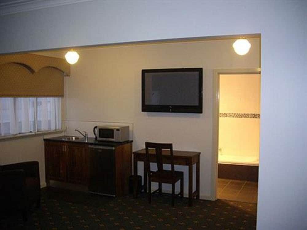 503 On Princes Drive 2