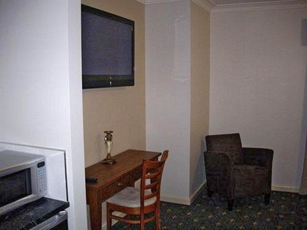 503 On Princes Drive 3