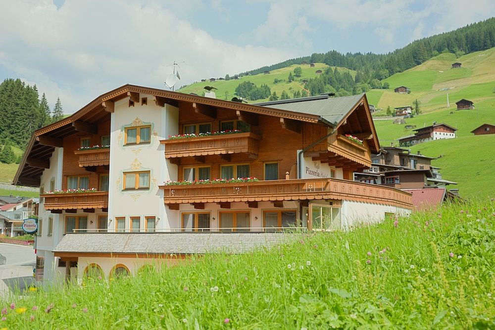 Aparthotel Dorfplatzl 4 estrelas em Tux