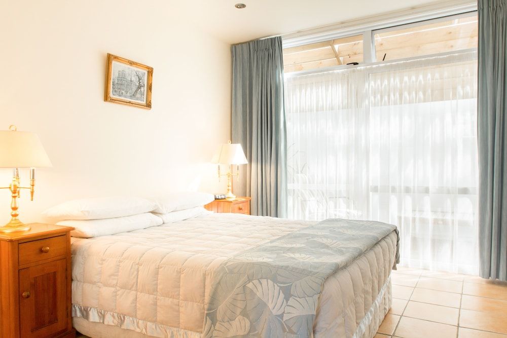 The Commodores Lodge 3