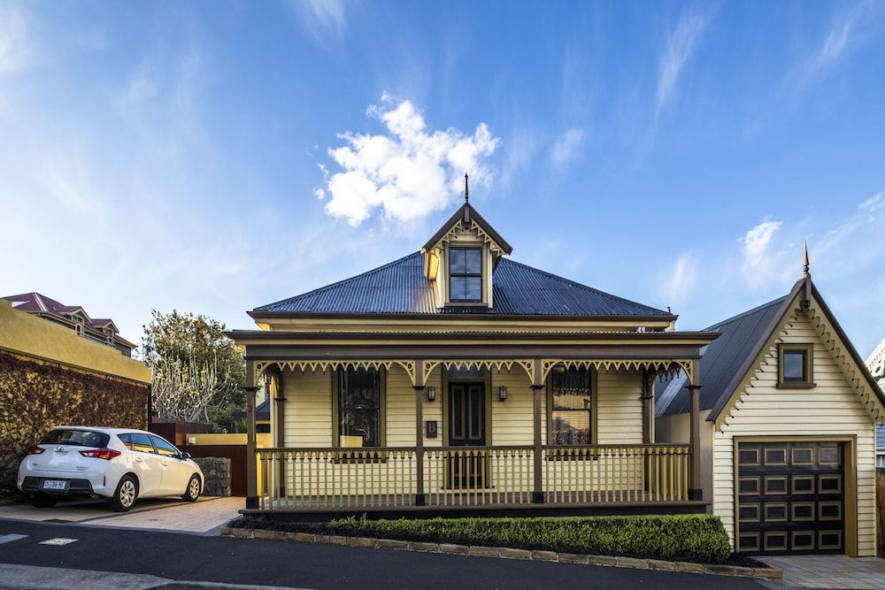 Corinda Contemporary 1