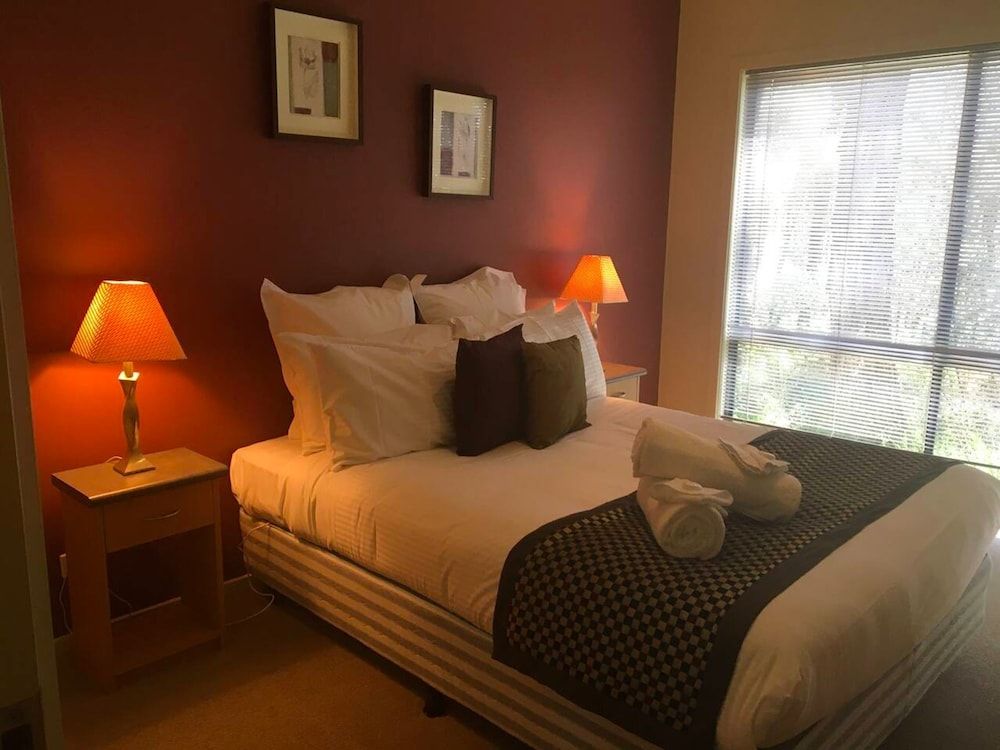 Idyllic Retreat For 4 People in Beautiful Otway Ranges, Recharge & Refresh in Hot Tub 3