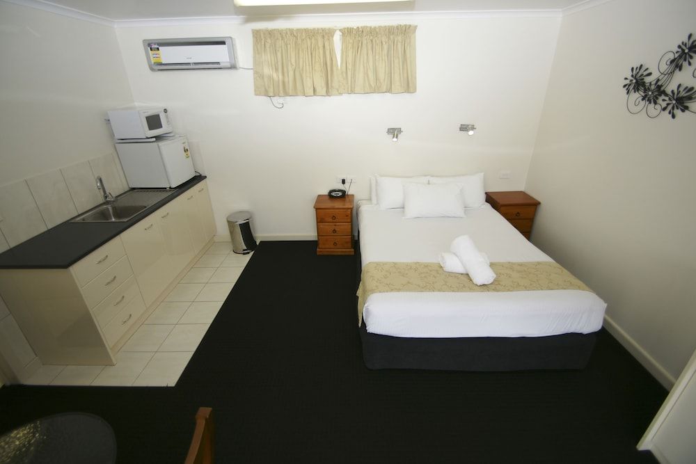 Econo Lodge Park Lane 3