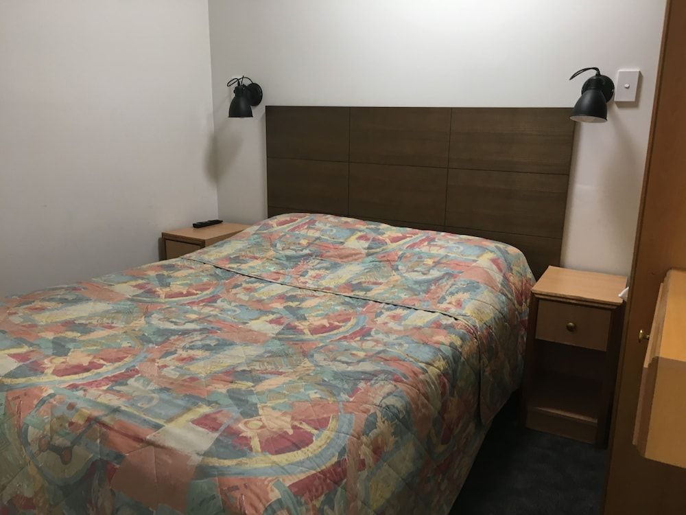 Edgecliff Lodge Motel 3