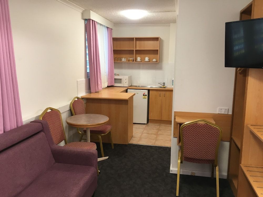 Edgecliff Lodge Motel 2
