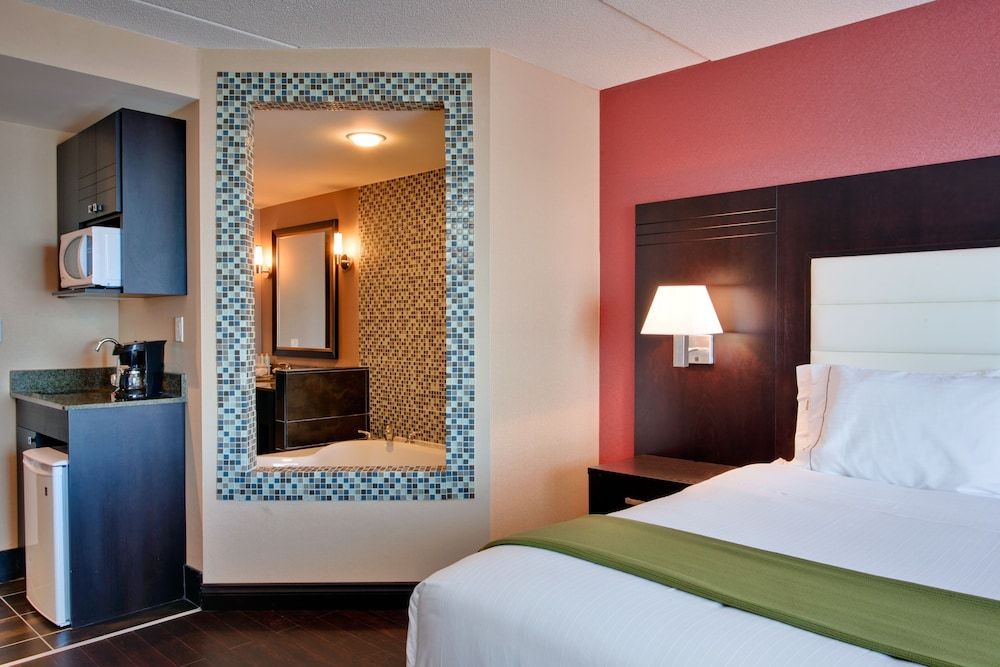 Holiday Inn Express Hotel & Suites Ottawa West Nepean 2