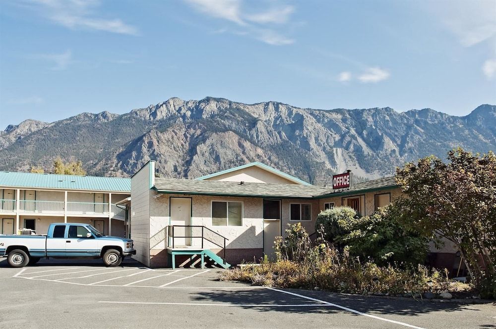 Canadas Best Value Inn Mile 0