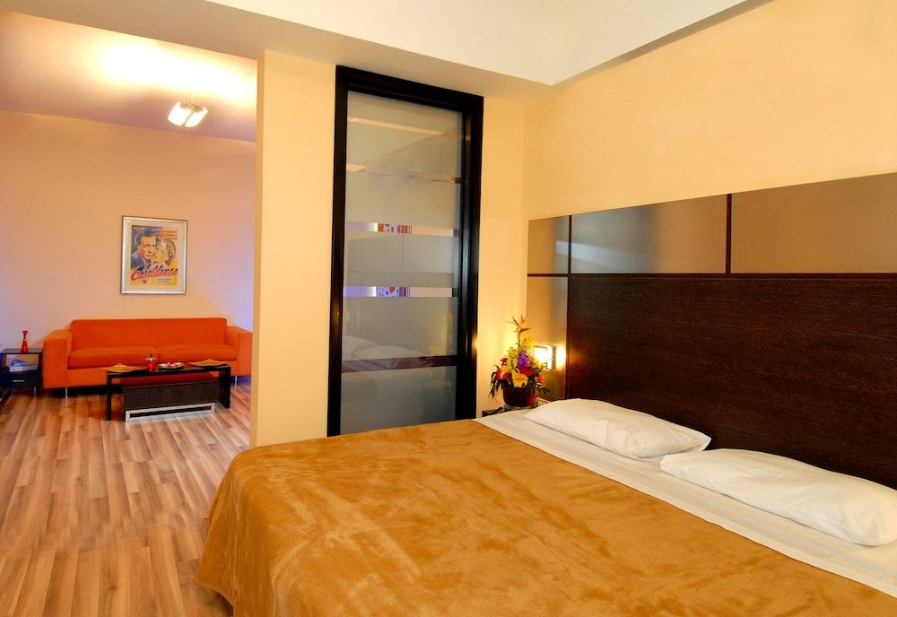 Suite Hotel Chrome 3