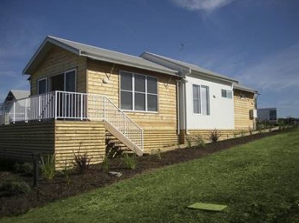 Caves Coastal Bar & Bungalows 3