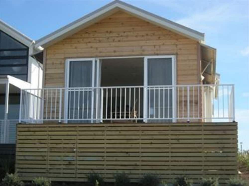 Caves Coastal Bar & Bungalows 2