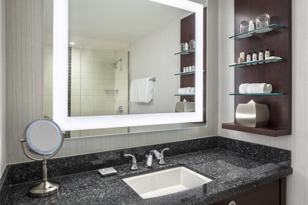 Delta Hotels by Marriott Burnaby Conference Centre 2