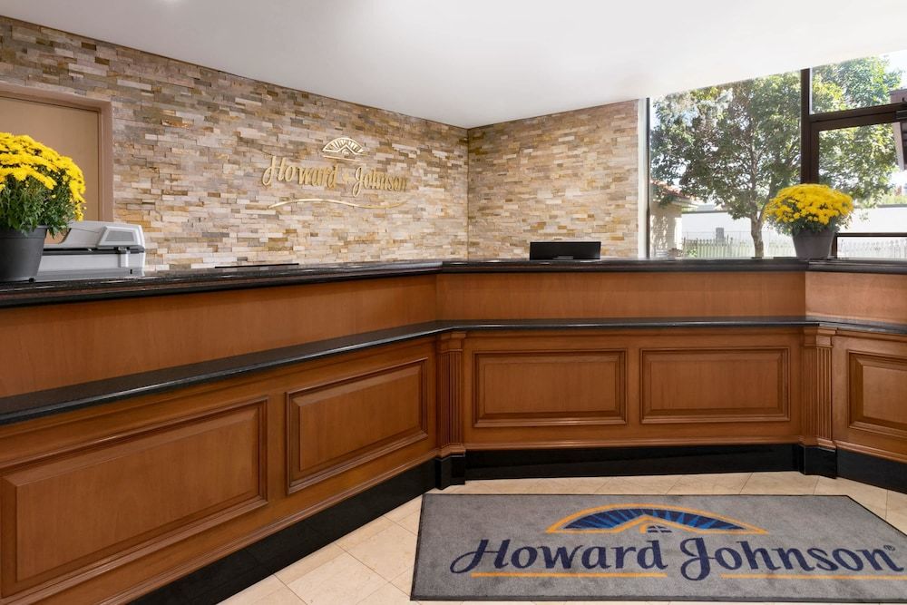 Howard Johnson Plaza Hotel by Wyndham Windsor 2