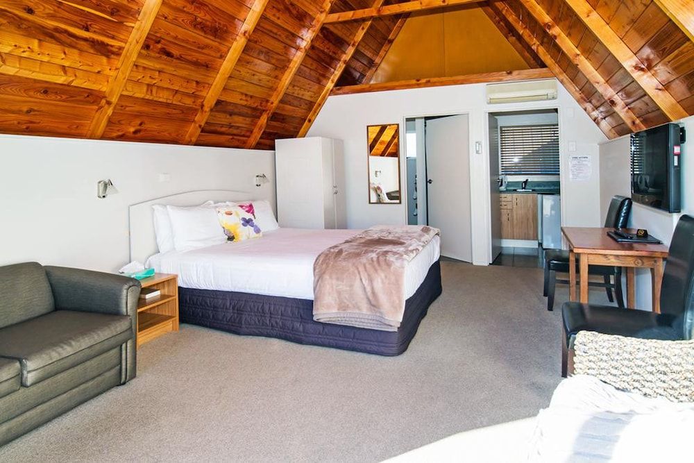 Mountain Chalets Motel 2