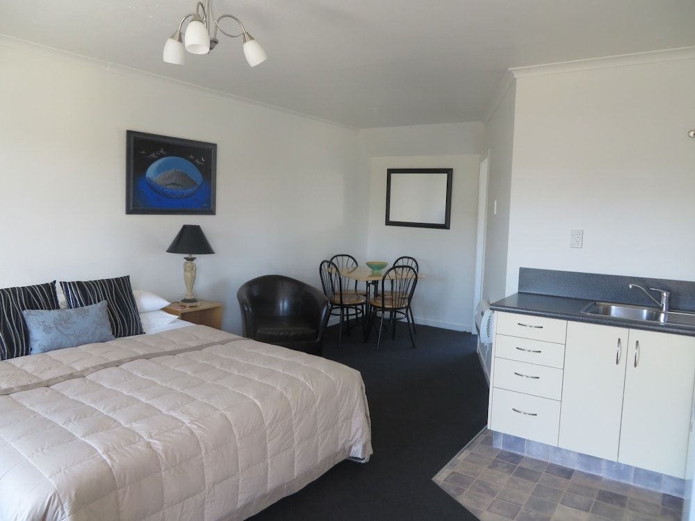 Colonial Motel 3