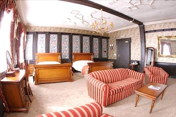 Relaxinnz Old Crown Coaching Inn 3