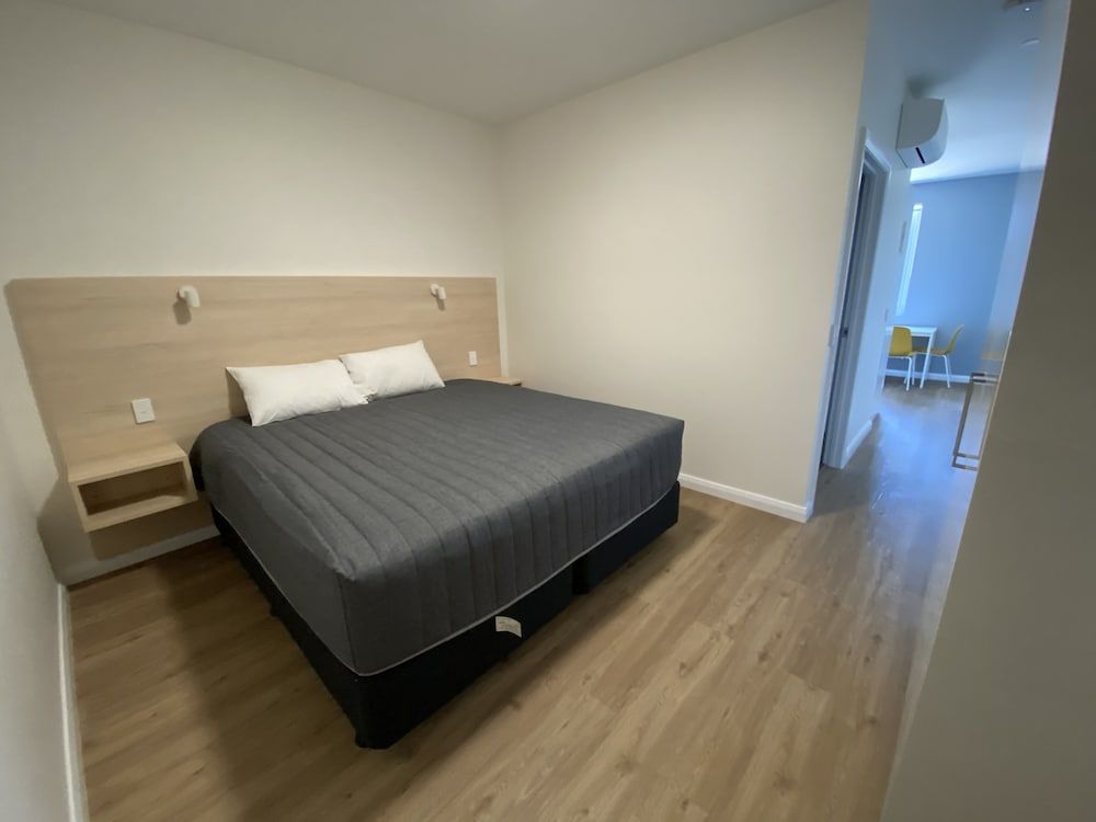 Mayfair Plaza Motel 3