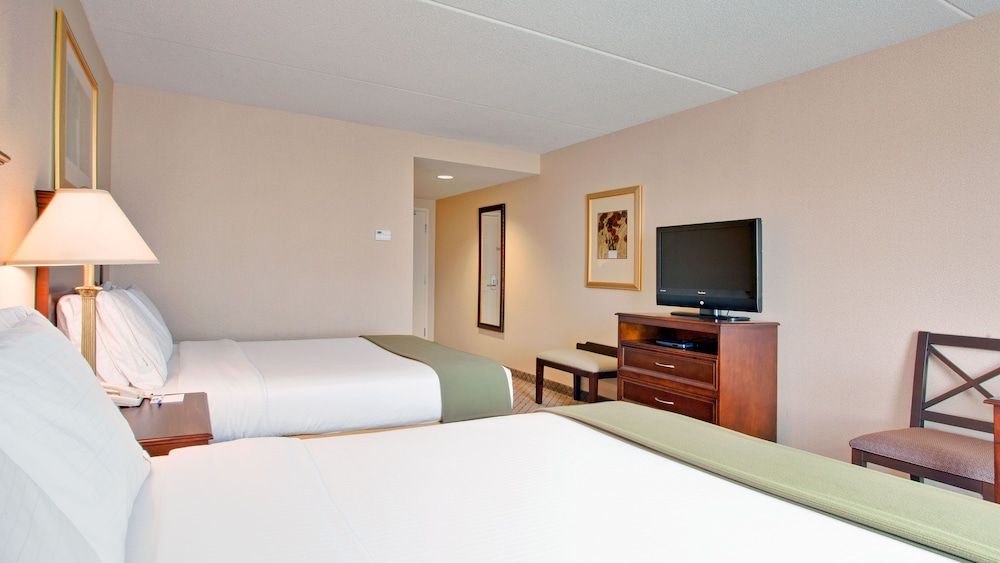 Holiday Inn Express & Suites Huntsville 2