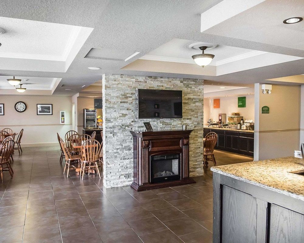 Comfort Inn & Suites Thousand Islands Harbour District 2