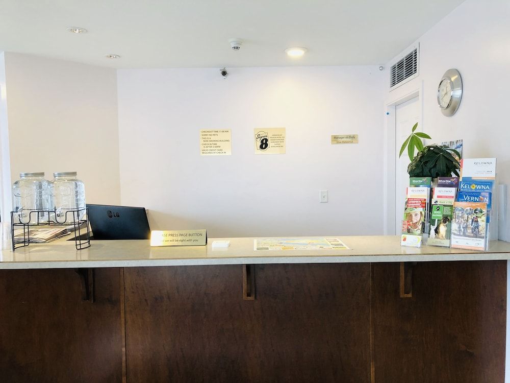 Super 8 by Wyndham Lake Country/Winfield Area 3