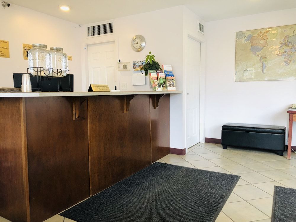 Super 8 by Wyndham Lake Country/Winfield Area 2