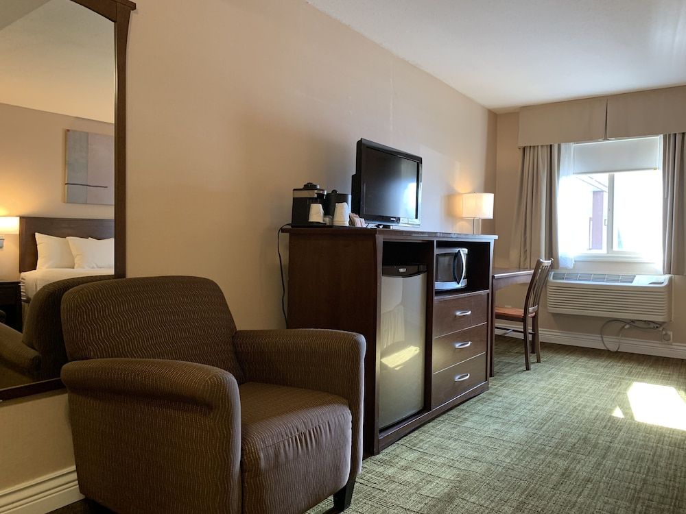 Days Inn & Suites by Wyndham Revelstoke 3