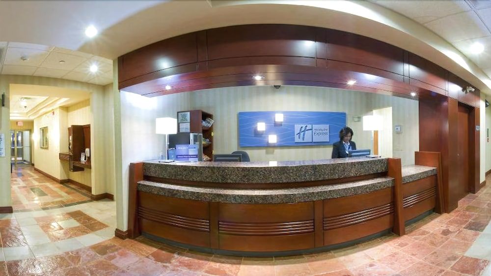 Holiday Inn Express & Suites Brampton 2
