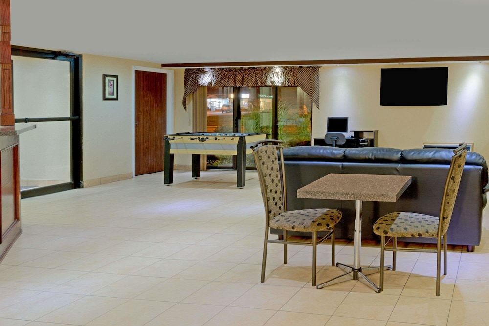 Super 8 by Wyndham Chatham 3