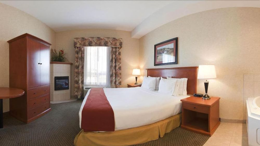 Holiday Inn Express Hotel & Suites Airdrie-Calgary North 2