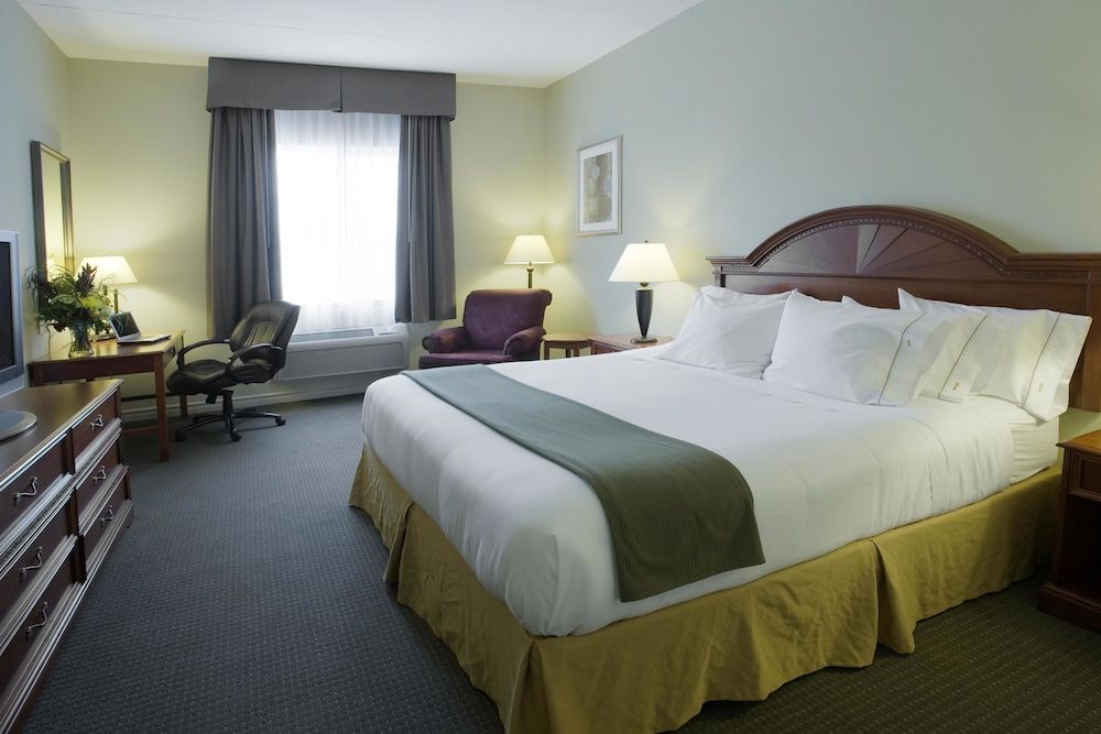 Holiday Inn Express Hotel & Suites Gananoque 2