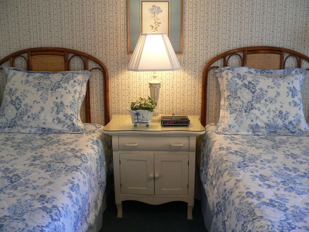 Lakeside Country Inn 3