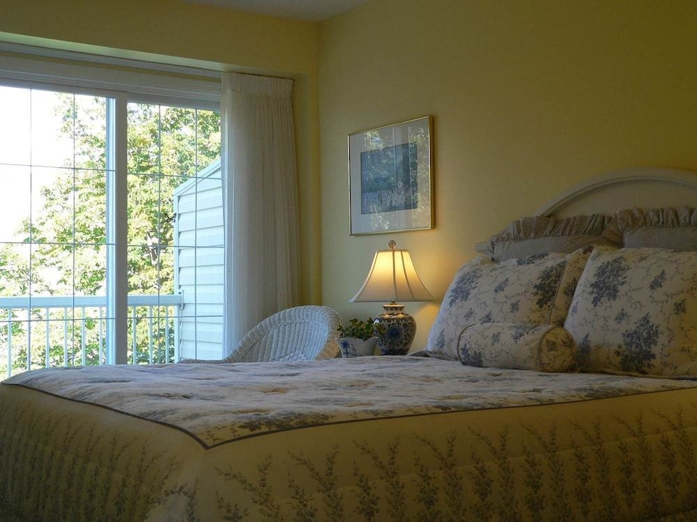 Lakeside Country Inn 2