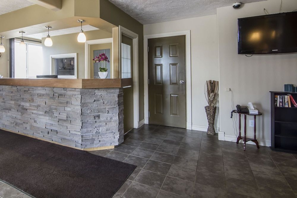 Econo Lodge Inn & Suites 2