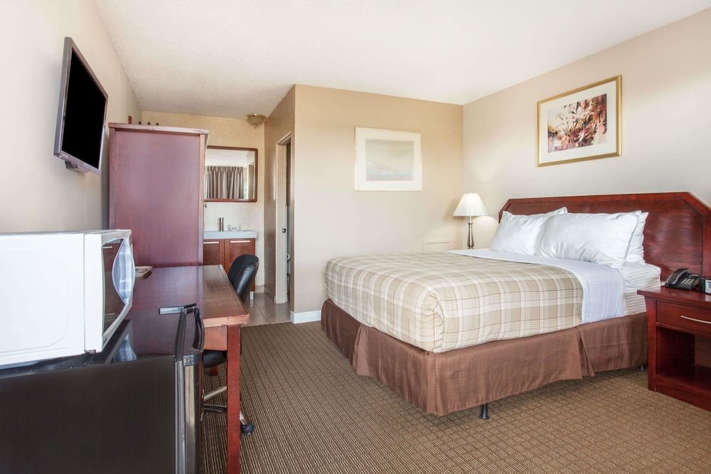 Howard Johnson by Wyndham Kingston 3