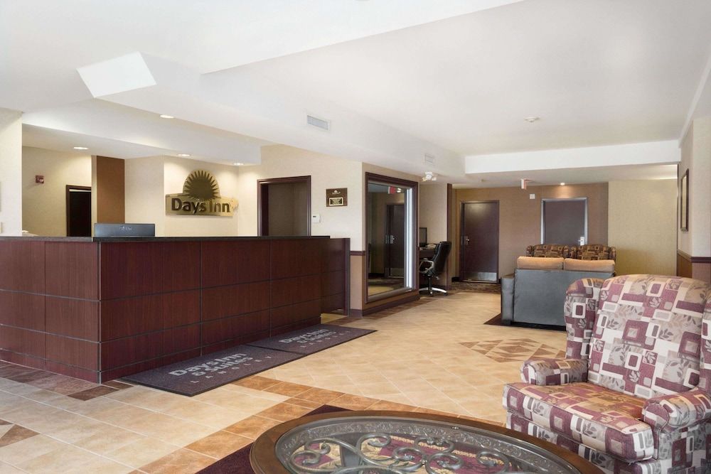 Days Inn & Suites by Wyndham Langley 2