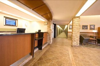 Woodlands Inn & Suites 2