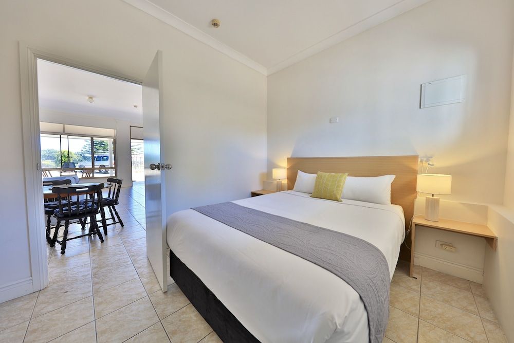 COAST motel and apartments 3