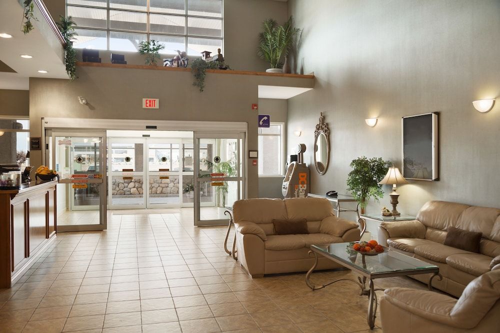 Ramada by Wyndham Clairmont/Grande Prairie 2