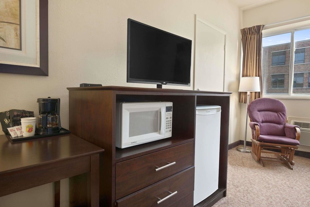 Super 8 by Wyndham Sarnia ON 3