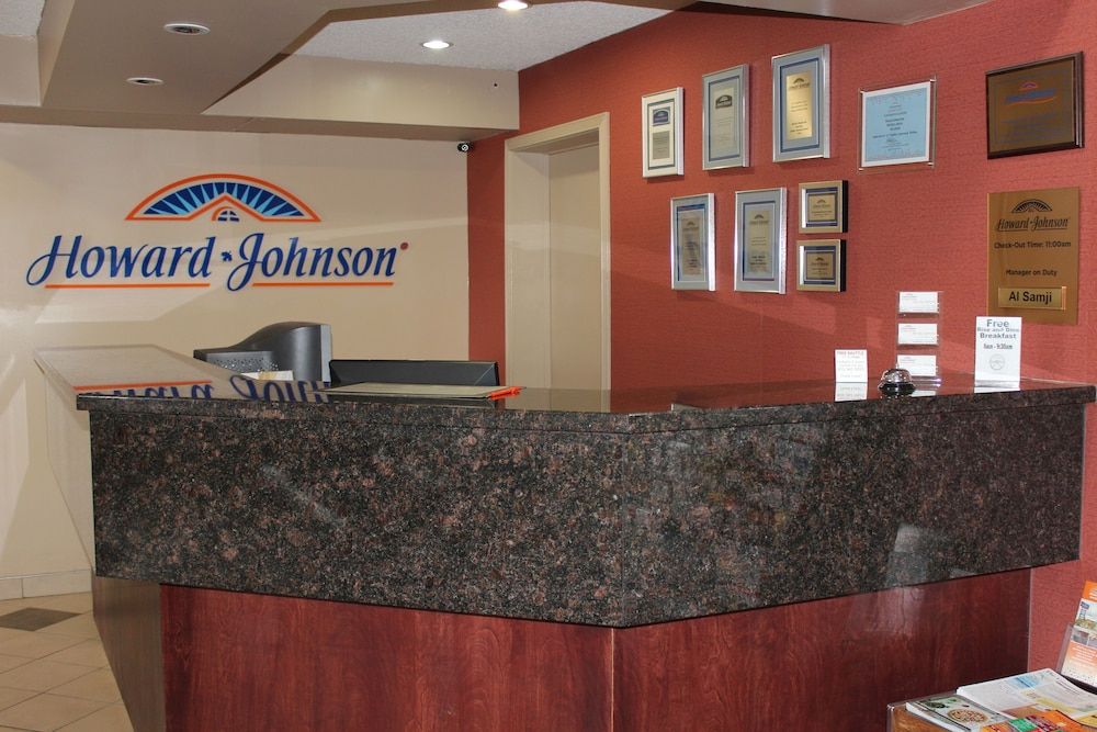 Howard Johnson by Wyndham Red Deer 3